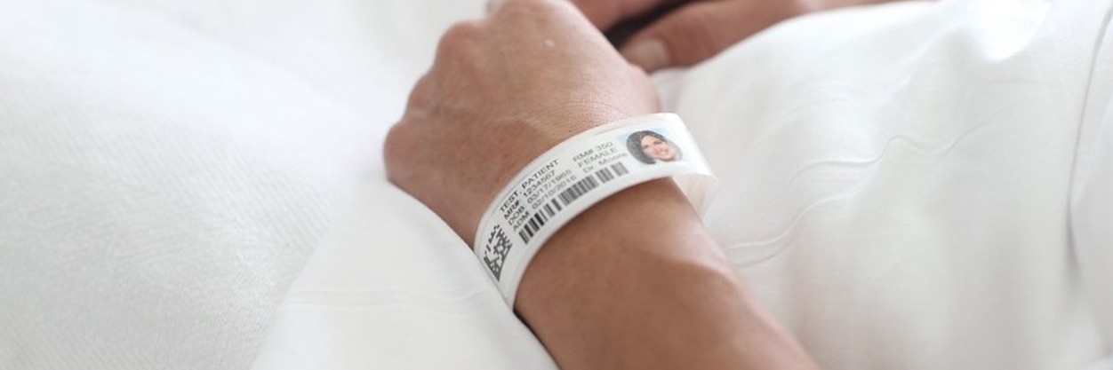 Решение для идентификации пациентов больниц с помощью браслетов от компании Zebra